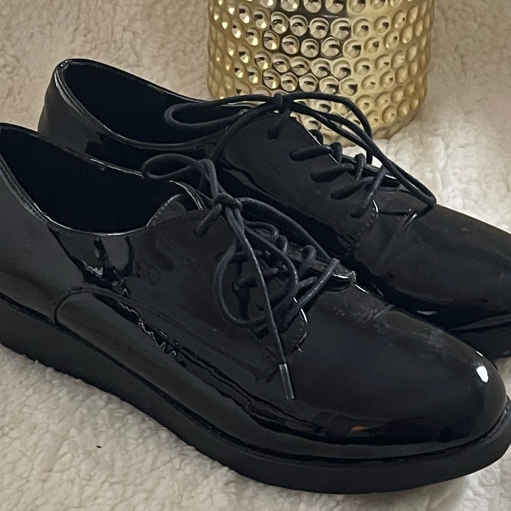 Steve Madden Black Patent lace up Loafer
Size 10